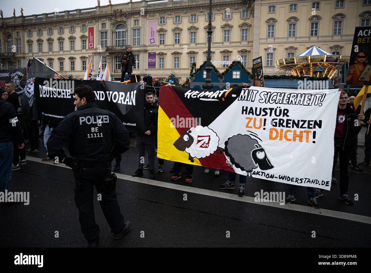 Berlino, Berlino, Germania. 29 novembre 2025. I sostenitori del partito di estrema destra Die Heimat si riunirono vicino alla cattedrale di Berlino sabato 29 novembre 2025, tenendo bandiere e cartelli tedeschi che chiedevano "sicurezza e ordine" e "Nessuna tolleranza per gli stranieri criminali". Alcuni striscioni chiedevano l'espulsione di ''truffatori e immigrati criminali '', mentre i membri del gruppo estremista giovanile Deutsche Jugend Voran apparivano con cartelli che chiedevano ''Chiudi i confini' (immagine di credito: © Michael Kuenne/PRESSCOV via ZUMA Press Wire) SOLO USO EDITORIALE! Non per USO commerciale! Foto Stock