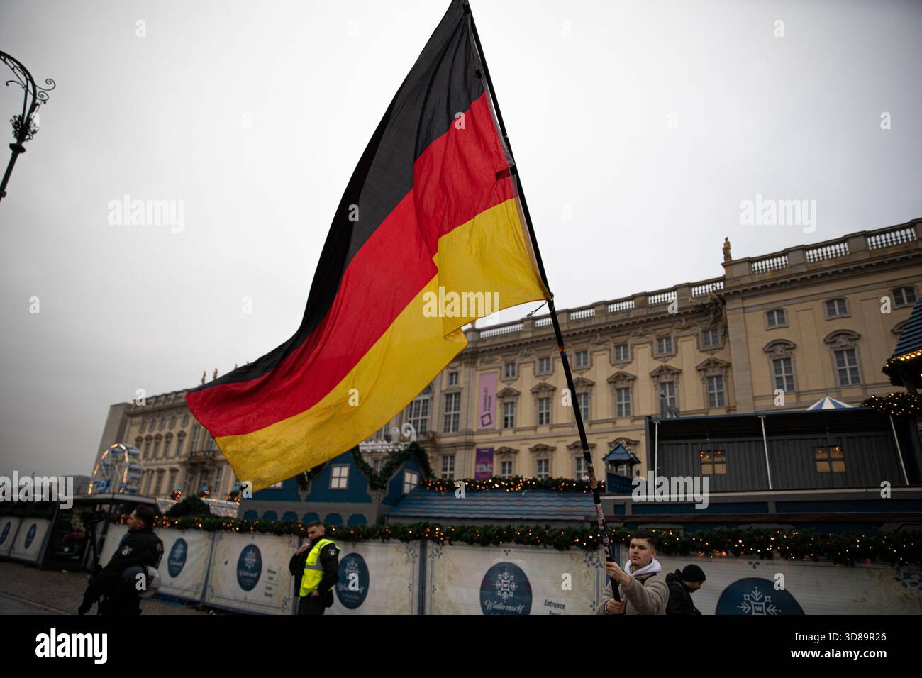 Berlino, Berlino, Germania. 29 novembre 2025. I sostenitori del partito di estrema destra Die Heimat si riunirono vicino alla cattedrale di Berlino sabato 29 novembre 2025, tenendo bandiere e cartelli tedeschi che chiedevano "sicurezza e ordine" e "Nessuna tolleranza per gli stranieri criminali". Alcuni striscioni chiedevano l'espulsione di ''truffatori e immigrati criminali '', mentre i membri del gruppo estremista giovanile Deutsche Jugend Voran apparivano con cartelli che chiedevano ''Chiudi i confini' (immagine di credito: © Michael Kuenne/PRESSCOV via ZUMA Press Wire) SOLO USO EDITORIALE! Non per USO commerciale! Foto Stock