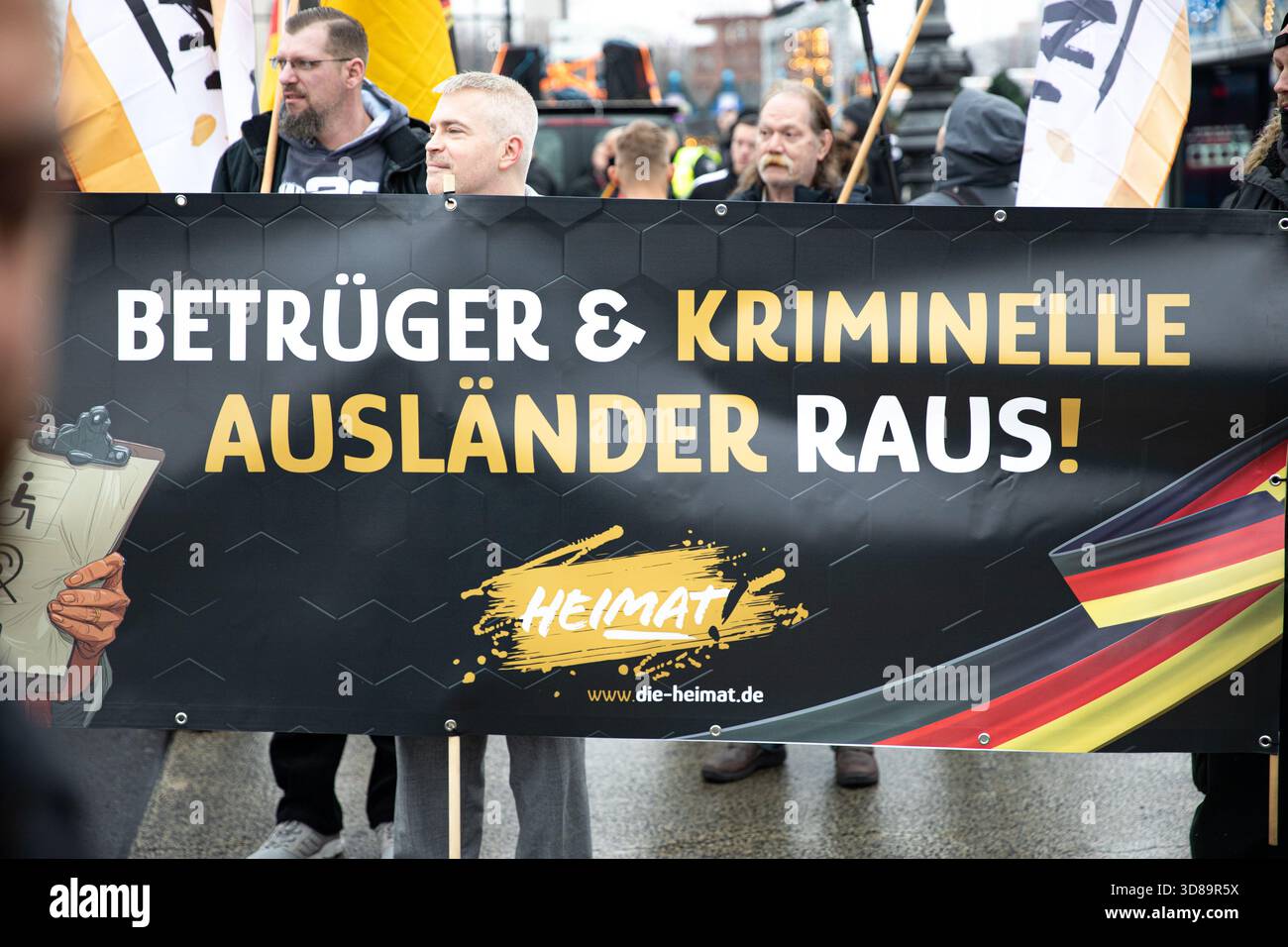 Berlino, Berlino, Germania. 29 novembre 2025. I sostenitori del partito di estrema destra Die Heimat si riunirono vicino alla cattedrale di Berlino sabato 29 novembre 2025, tenendo bandiere e cartelli tedeschi che chiedevano "sicurezza e ordine" e "Nessuna tolleranza per gli stranieri criminali". Alcuni striscioni chiedevano l'espulsione di ''truffatori e immigrati criminali '', mentre i membri del gruppo estremista giovanile Deutsche Jugend Voran apparivano con cartelli che chiedevano ''Chiudi i confini' (immagine di credito: © Michael Kuenne/PRESSCOV via ZUMA Press Wire) SOLO USO EDITORIALE! Non per USO commerciale! Foto Stock