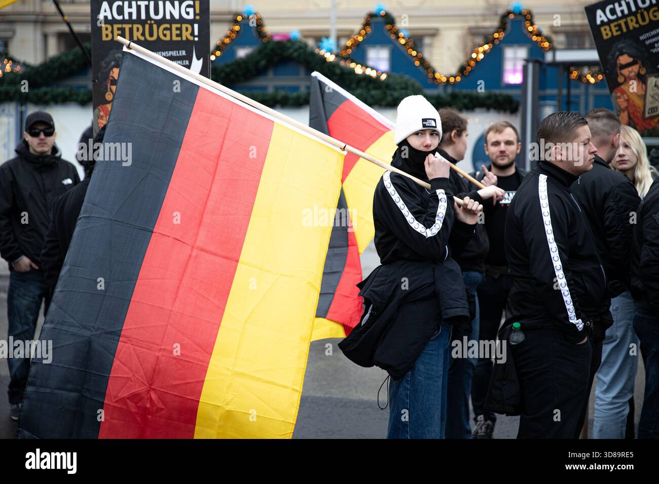 Berlino, Berlino, Germania. 29 novembre 2025. I sostenitori del partito di estrema destra Die Heimat si riunirono vicino alla cattedrale di Berlino sabato 29 novembre 2025, tenendo bandiere e cartelli tedeschi che chiedevano "sicurezza e ordine" e "Nessuna tolleranza per gli stranieri criminali". Alcuni striscioni chiedevano l'espulsione di ''truffatori e immigrati criminali '', mentre i membri del gruppo estremista giovanile Deutsche Jugend Voran apparivano con cartelli che chiedevano ''Chiudi i confini' (immagine di credito: © Michael Kuenne/PRESSCOV via ZUMA Press Wire) SOLO USO EDITORIALE! Non per USO commerciale! Foto Stock