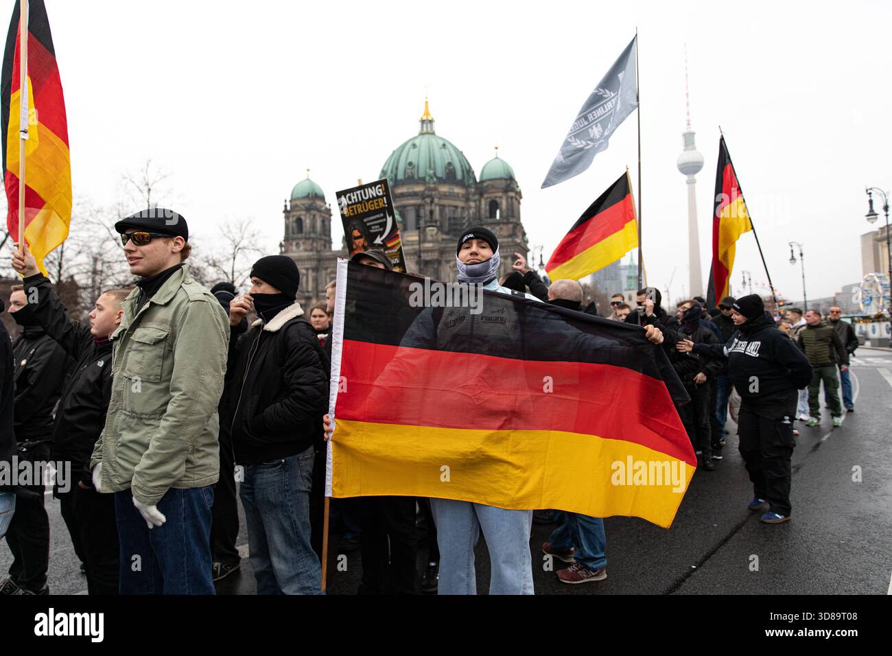 Berlino, Berlino, Germania. 29 novembre 2025. I sostenitori del partito di estrema destra Die Heimat si riunirono vicino alla cattedrale di Berlino sabato 29 novembre 2025, tenendo bandiere e cartelli tedeschi che chiedevano "sicurezza e ordine" e "Nessuna tolleranza per gli stranieri criminali". Alcuni striscioni chiedevano l'espulsione di ''truffatori e immigrati criminali '', mentre i membri del gruppo estremista giovanile Deutsche Jugend Voran apparivano con cartelli che chiedevano ''Chiudi i confini' (immagine di credito: © Michael Kuenne/PRESSCOV via ZUMA Press Wire) SOLO USO EDITORIALE! Non per USO commerciale! Foto Stock