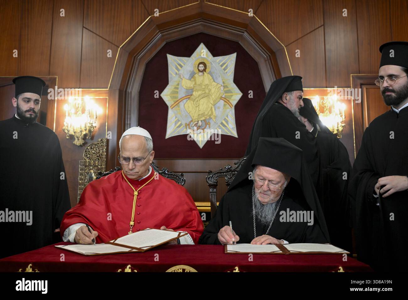 **NO LIBRI** Turchia, Instanbul, 2025/11/29Papa Leone XIV e il Patriarca Bartolomeo partecipo ad una dossologia presso la Chiesa Patriarcale di San Giorgio, in stanbul, fotografia dei MEDIA VATICANI / Catholic Press Photo Foto Stock