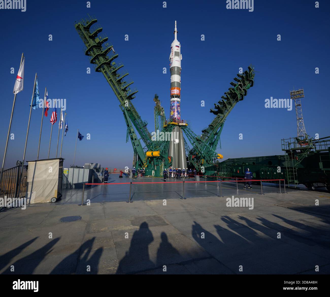 Baikonur, Kazakistan. 24 novembre 2025. Il razzo russo Soyuz MS-28 in posizione verticale con i bracci del gantry che si chiudono dopo il lancio sulla rampa di lancio 31 presso il cosmodromo di Baikonur, 24 novembre 2025, a Baikonur, Kazakistan. Il lancio della navicella spaziale è previsto per il 27 novembre con 74 membri dell'equipaggio: L'astronauta della NASA Chris Williams, i cosmonauti Roscosmos Sergey Kud-Sverchkov e Sergei Mikaev alla stazione spaziale Internazionale. Crediti: Bill Ingalls/NASA/Alamy Live News Foto Stock