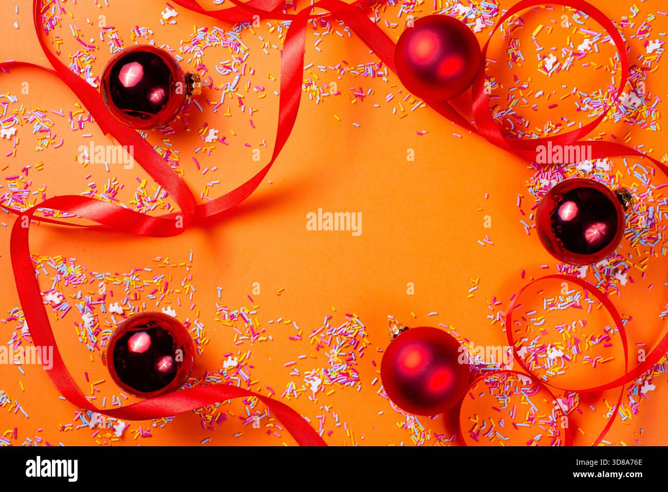 Palloncini rossi su sfondo arancione con un nastro rosso. Felice anno nuovo e disegni di Natale. Con spazio per il testo. Foto Stock