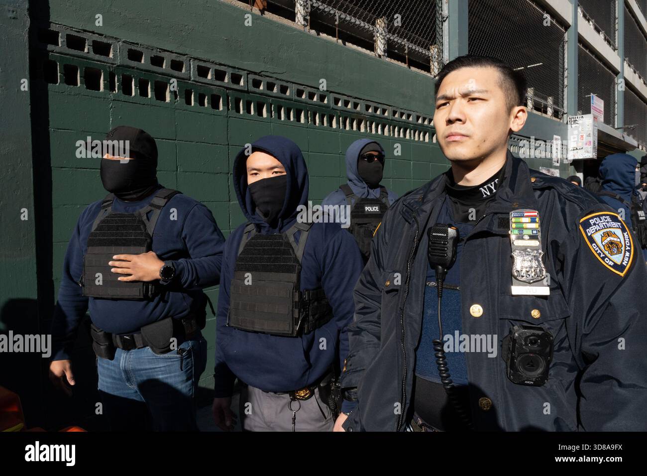 Manhattan, Stati Uniti. 29 novembre 2025. La polizia di New York e i manifestanti fuori da un raid di GHIACCIO a Chinatown, New York, sabato 29 novembre 2025. (Foto di Cristina Matuozzi/Sipa USA) credito: SIPA USA/Alamy Live News Foto Stock