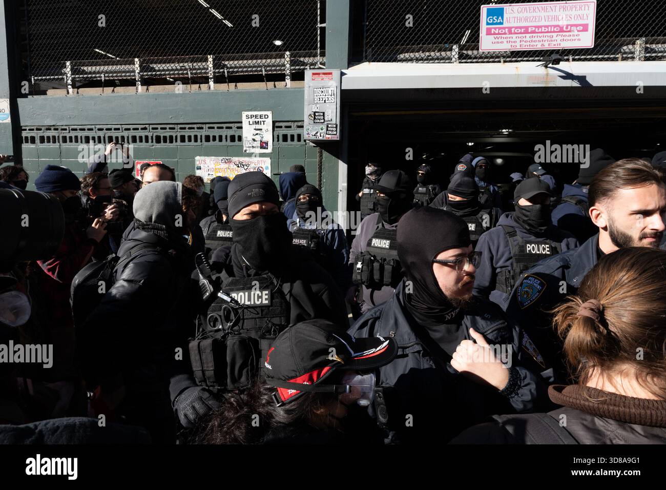 Manhattan, Stati Uniti. 29 novembre 2025. La polizia di New York e i manifestanti fuori da un raid di GHIACCIO a Chinatown, New York, sabato 29 novembre 2025. (Foto di Cristina Matuozzi/Sipa USA) credito: SIPA USA/Alamy Live News Foto Stock