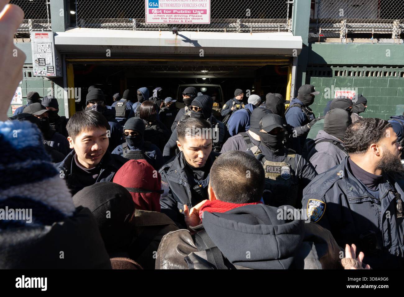 Manhattan, Stati Uniti. 29 novembre 2025. La polizia di New York e i manifestanti fuori da un raid di GHIACCIO a Chinatown, New York, sabato 29 novembre 2025. (Foto di Cristina Matuozzi/Sipa USA) credito: SIPA USA/Alamy Live News Foto Stock