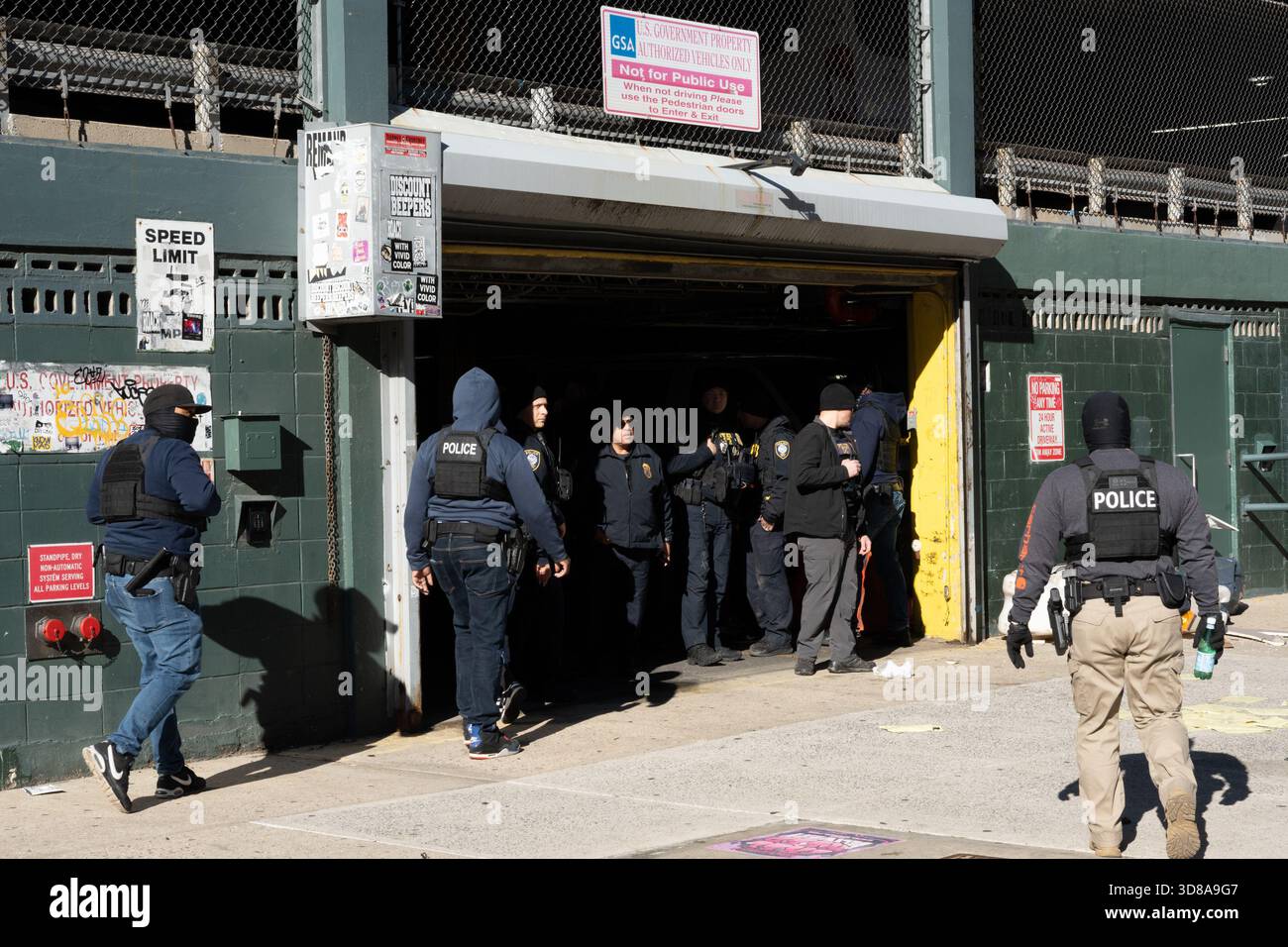 Manhattan, Stati Uniti. 29 novembre 2025. La polizia di New York e i manifestanti fuori da un raid di GHIACCIO a Chinatown, New York, sabato 29 novembre 2025. (Foto di Cristina Matuozzi/Sipa USA) credito: SIPA USA/Alamy Live News Foto Stock