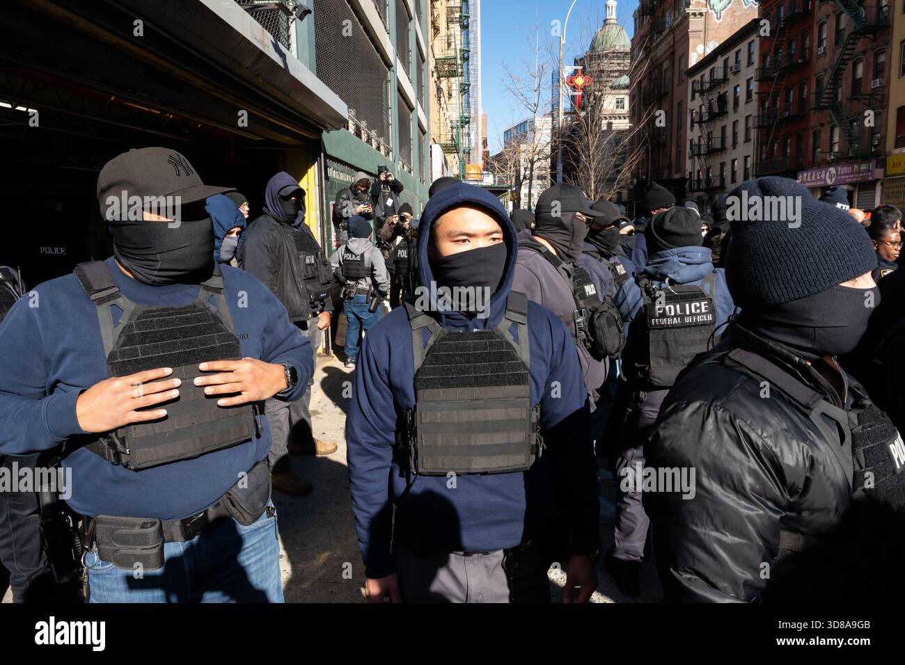 Manhattan, Stati Uniti. 29 novembre 2025. La polizia di New York e i manifestanti fuori da un raid di GHIACCIO a Chinatown, New York, sabato 29 novembre 2025. (Foto di Cristina Matuozzi/Sipa USA) credito: SIPA USA/Alamy Live News Foto Stock