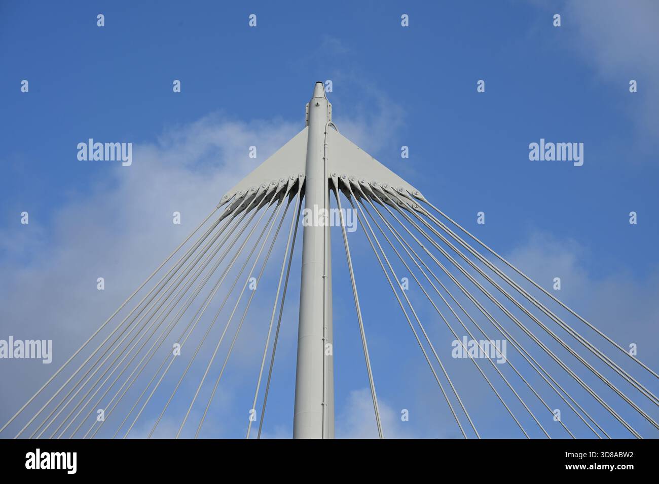 Un pilone di supporto in acciaio bianco e un ponte sostengono il Golden Jubilee Bridge sul fiume Tamigi Foto Stock