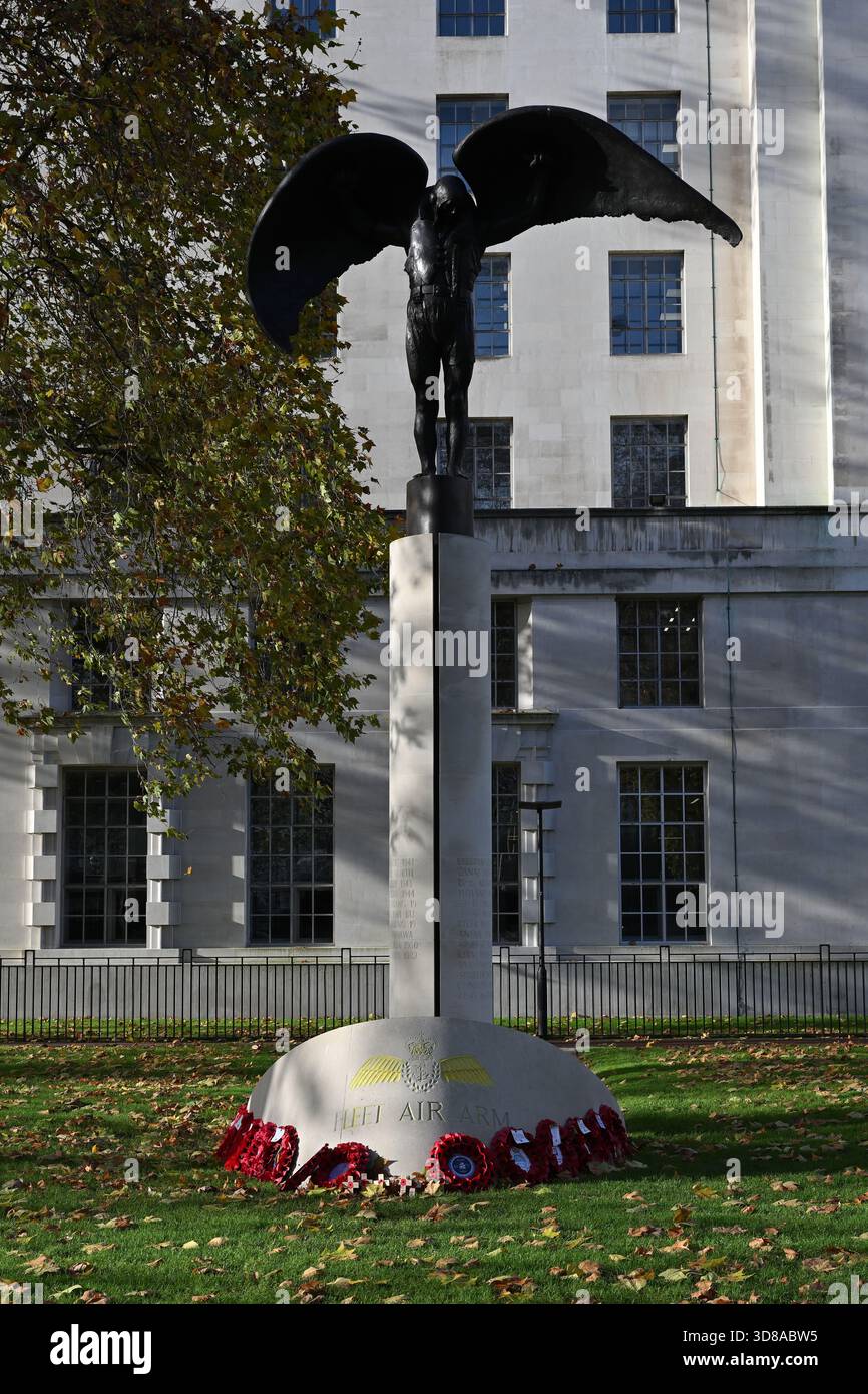 Fleet Air Arm Memorial ( Daedalus ) a Victoria Embankment Gardens, Whitehall, Londra, Regno Unito Foto Stock