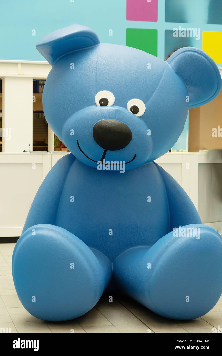 Berlino, Germania - 09 settembre 2025: IFA.Berlin. Un grande orsacchiotto blu si trova in una sala vibrante con pareti colorate e un'atmosfera giocosa Foto Stock