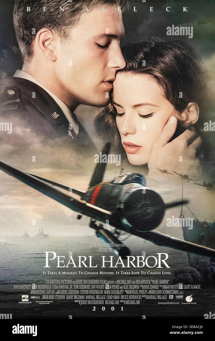 Pearl Harbor (2001), diretto da Michael Bay e interpretato da Ben Affleck, Josh Hartnett e Kate Beckinsale. Due migliori amici e un'infermiera furono spazzati nell'attacco del 1941 a Pearl Harbor e alle sue conseguenze, dal raid stesso alla missione Doolittle. Fotografia di un poster originale del 2001 USA a un foglio SOLO PER USO EDITORIALE. Crediti: Immagini BFA / Touchstone Foto Stock
