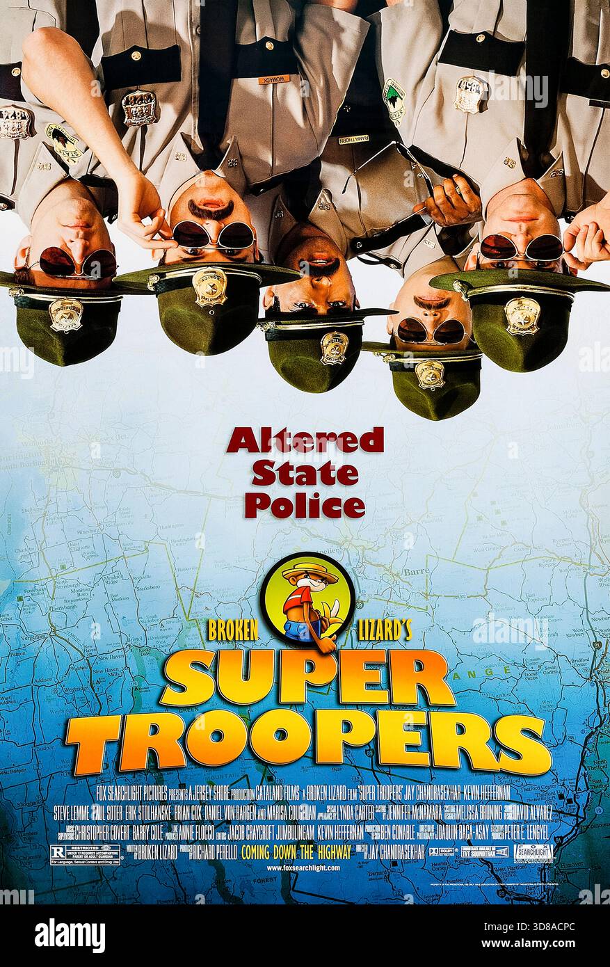 Super Troopers (2001) diretto da Jay Chandrasekhar e interpretato da Jay Chandrasekhar, Steve Lemme e Kevin Heffernan. Un gruppo di soldati dello stato del Vermont amanti dello scherzo deve risolvere un caso di traffico di droga per salvare la loro stazione dalla chiusura. Fotografia di un poster originale del 2001 USA a un foglio SOLO PER USO EDITORIALE. Crediti: BFA / Fox Searchlight Pictures Foto Stock