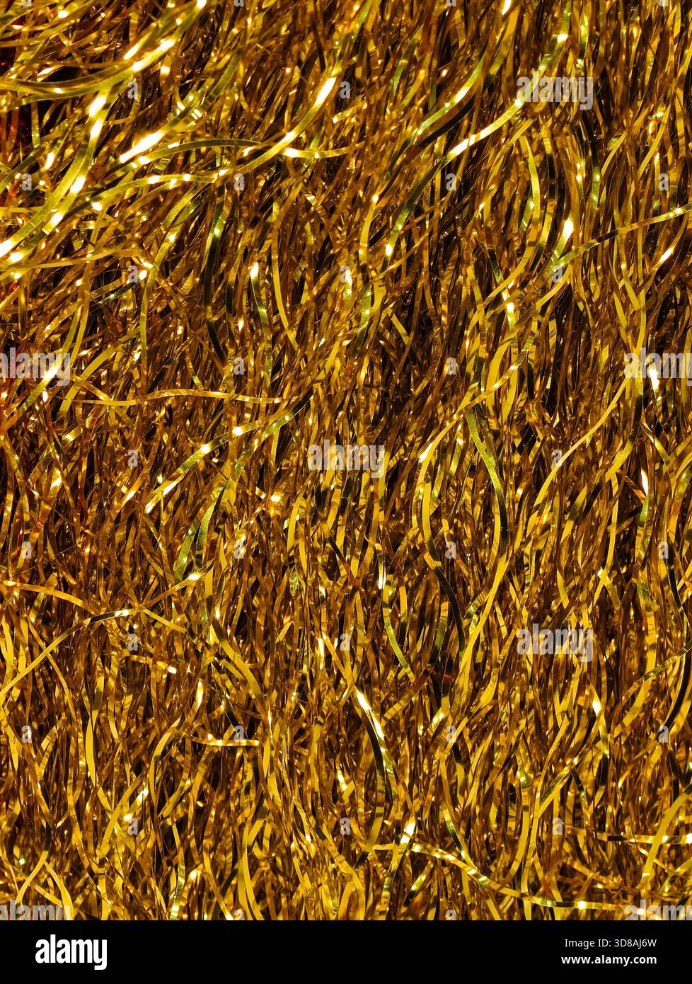 Texture color oro metallizzato, sfondo astratto, ghirlanda natalizia, decorazione festiva, nastro in lamina retrò, festa gialla Foto Stock