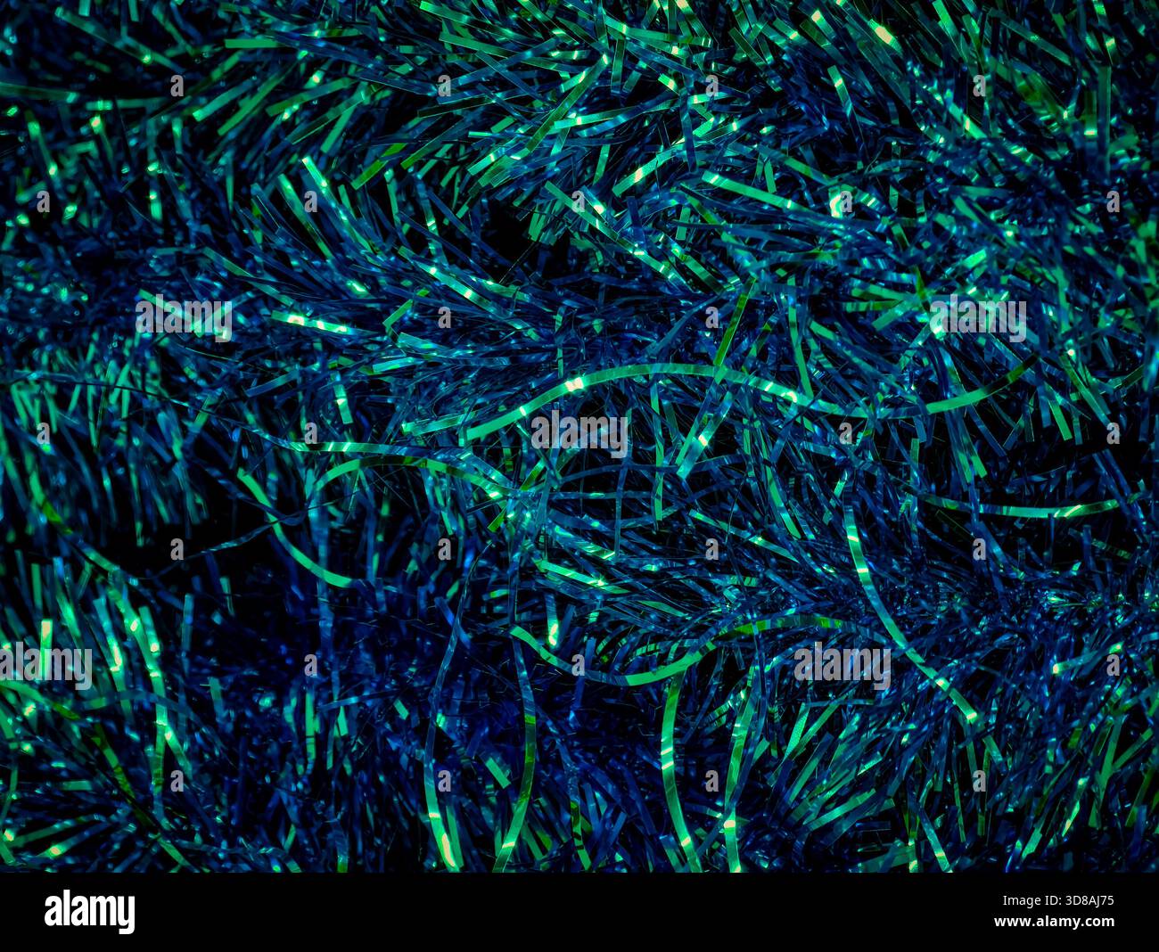 Blu scuro verde metallizzato texture cavalletto Moody sfondo astratto decorazione natalizia con foglie blu navy e foglie per feste iridescenti Foto Stock