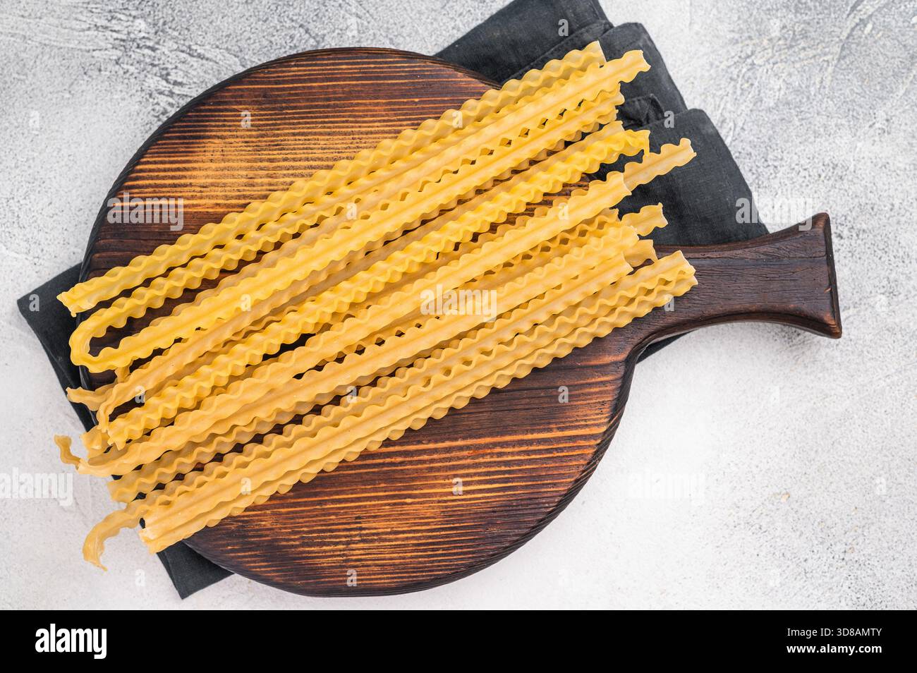 Delicati spaghetti crudi di alla mafala, perfetti per condire con ingredienti freschi e salse. sfondo bianco. vista dall'alto. Foto Stock