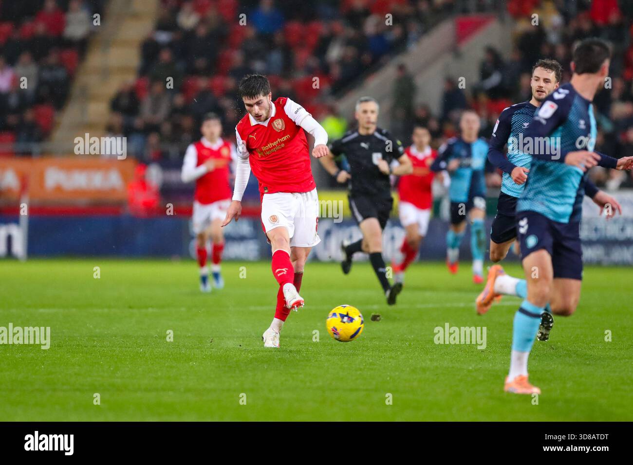 AESSEAL New York Stadium, Rotherham, Inghilterra - 29 novembre 2025 Kian Spence (8) del Rotherham United tira al gol - durante la partita Rotherham United contro Wycombe Wanderers, Sky Bet League One, 2025/26, AESSEAL New York Stadium, Rotherham, Inghilterra - 29 novembre 2025 crediti: Mathew Marsden/WhiteRosePhotos/Alamy Live News Foto Stock