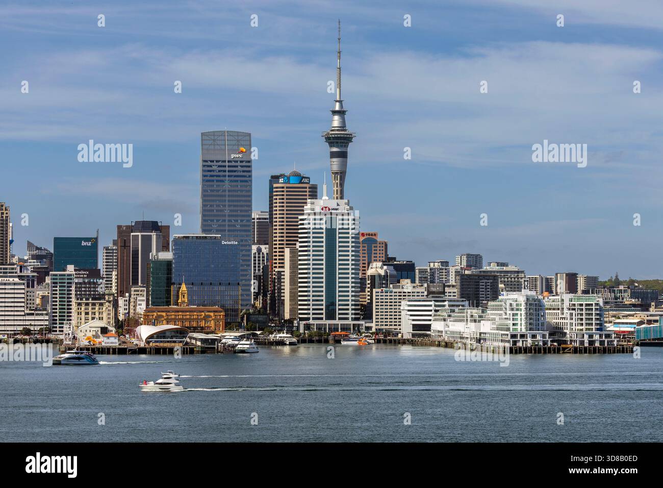 Skyline della città con moderni edifici e barche nel porto sotto un cielo limpido ad Auckland, nuova Zelanda, sabato 29 novembre 2025. Foto Stock