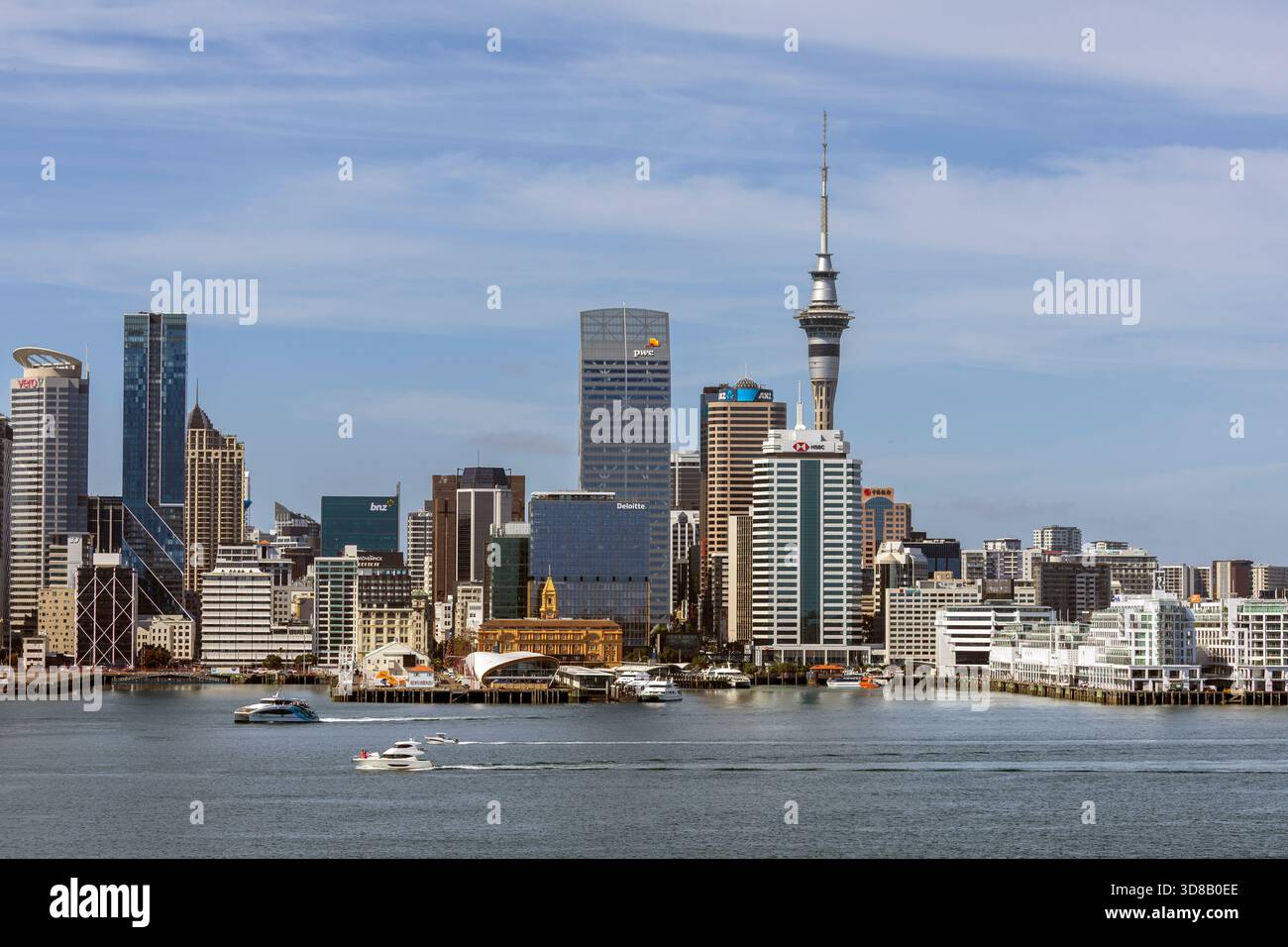 Skyline della città con moderni edifici e barche nel porto sotto un cielo limpido ad Auckland, nuova Zelanda, sabato 29 novembre 2025. Foto Stock