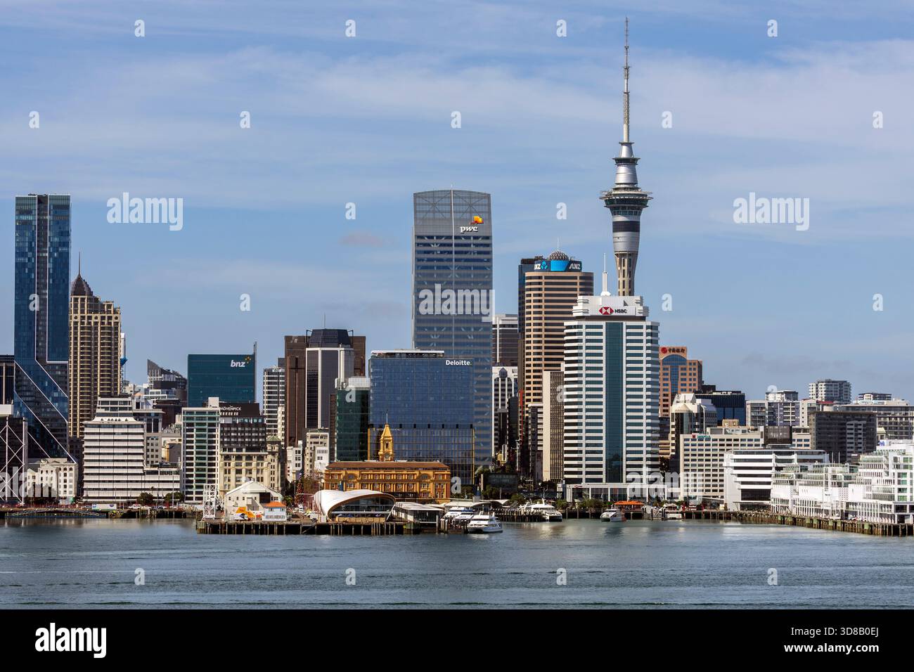 Skyline della città con moderni edifici e barche nel porto sotto un cielo limpido ad Auckland, nuova Zelanda, sabato 29 novembre 2025. Foto Stock