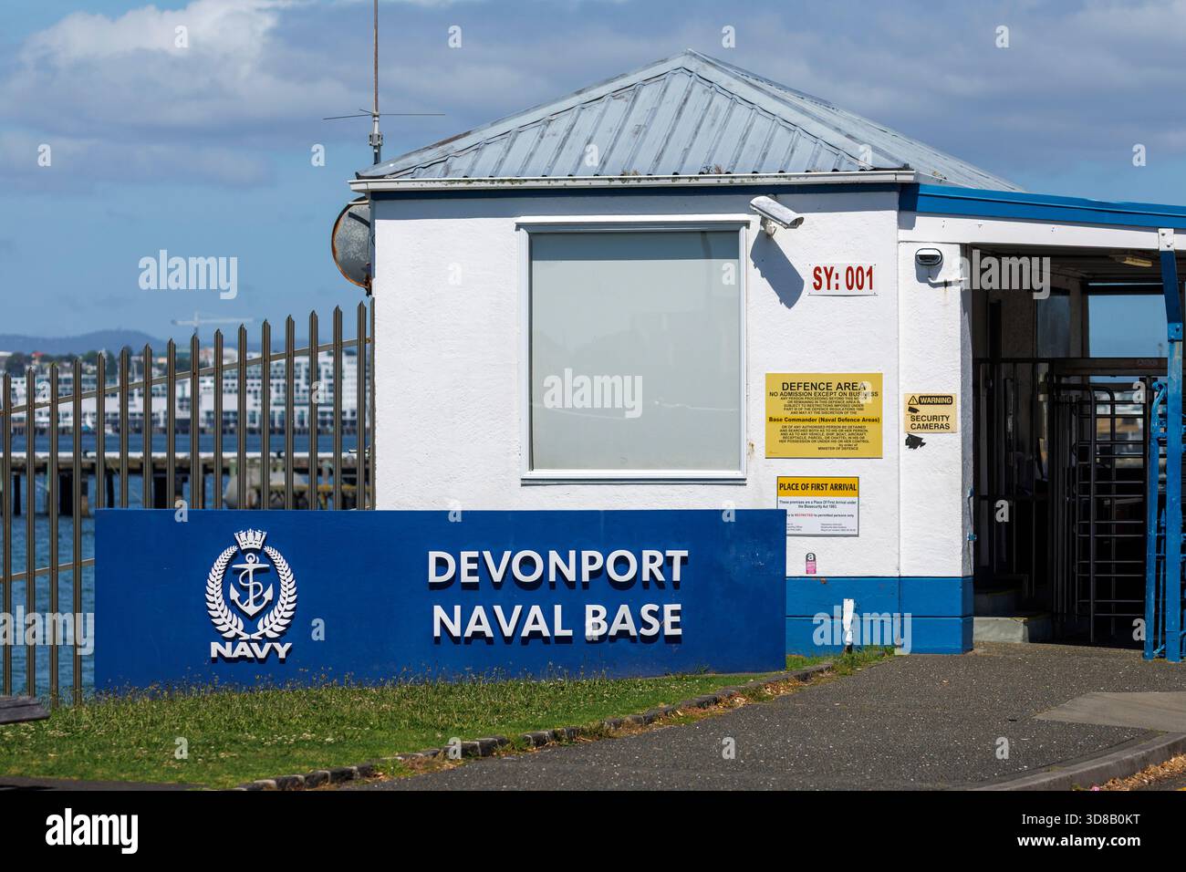 L'ingresso alla base della marina neozelandese presso HMNZS Philomel a Devonport ad Auckland, nuova Zelanda, sabato 29 novembre 2025. Foto Stock