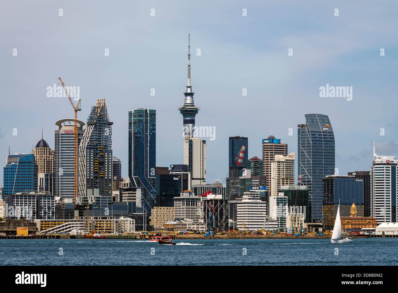Skyline della città con moderni edifici e barche nel porto sotto un cielo limpido ad Auckland, nuova Zelanda, sabato 29 novembre 2025. Foto Stock