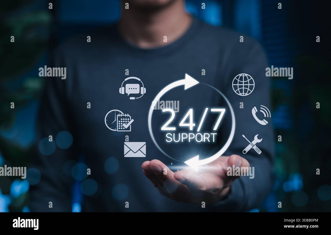 24/7 concetto di assistenza clienti e supporto tecnico. L'utente tiene premuta un'icona luminosa circondata da simboli di comunicazione che rappresentano l'assistenza continua, Foto Stock