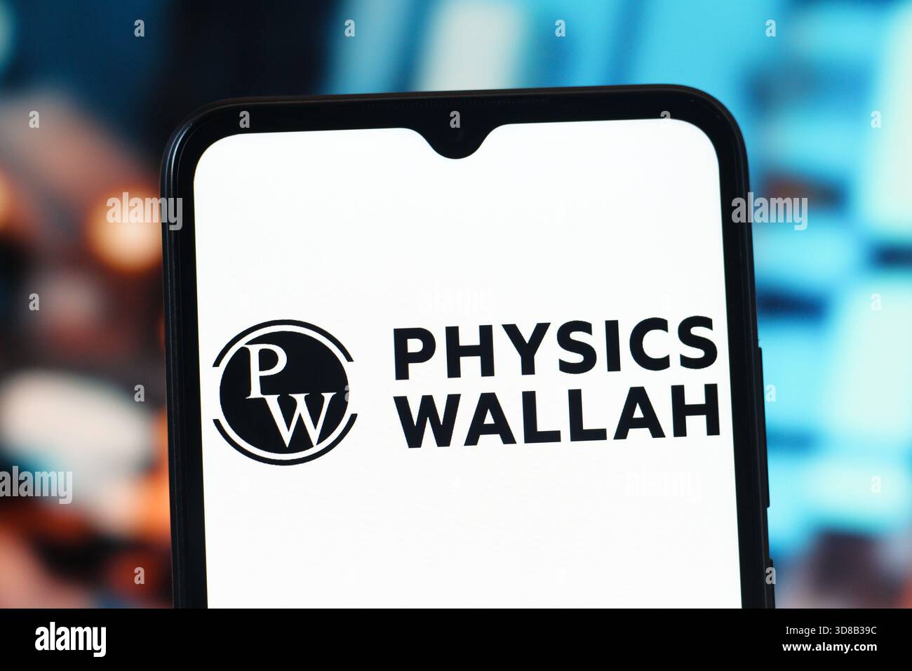In questa illustrazione fotografica, il logo PW - Physics Wallah viene visualizzato sullo schermo di uno smartphone. Foto Stock