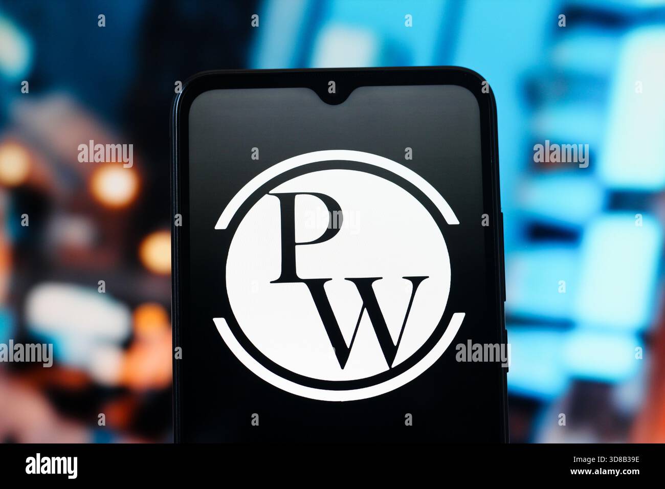 In questa illustrazione fotografica, il logo PW - Physics Wallah viene visualizzato sullo schermo di uno smartphone. Foto Stock