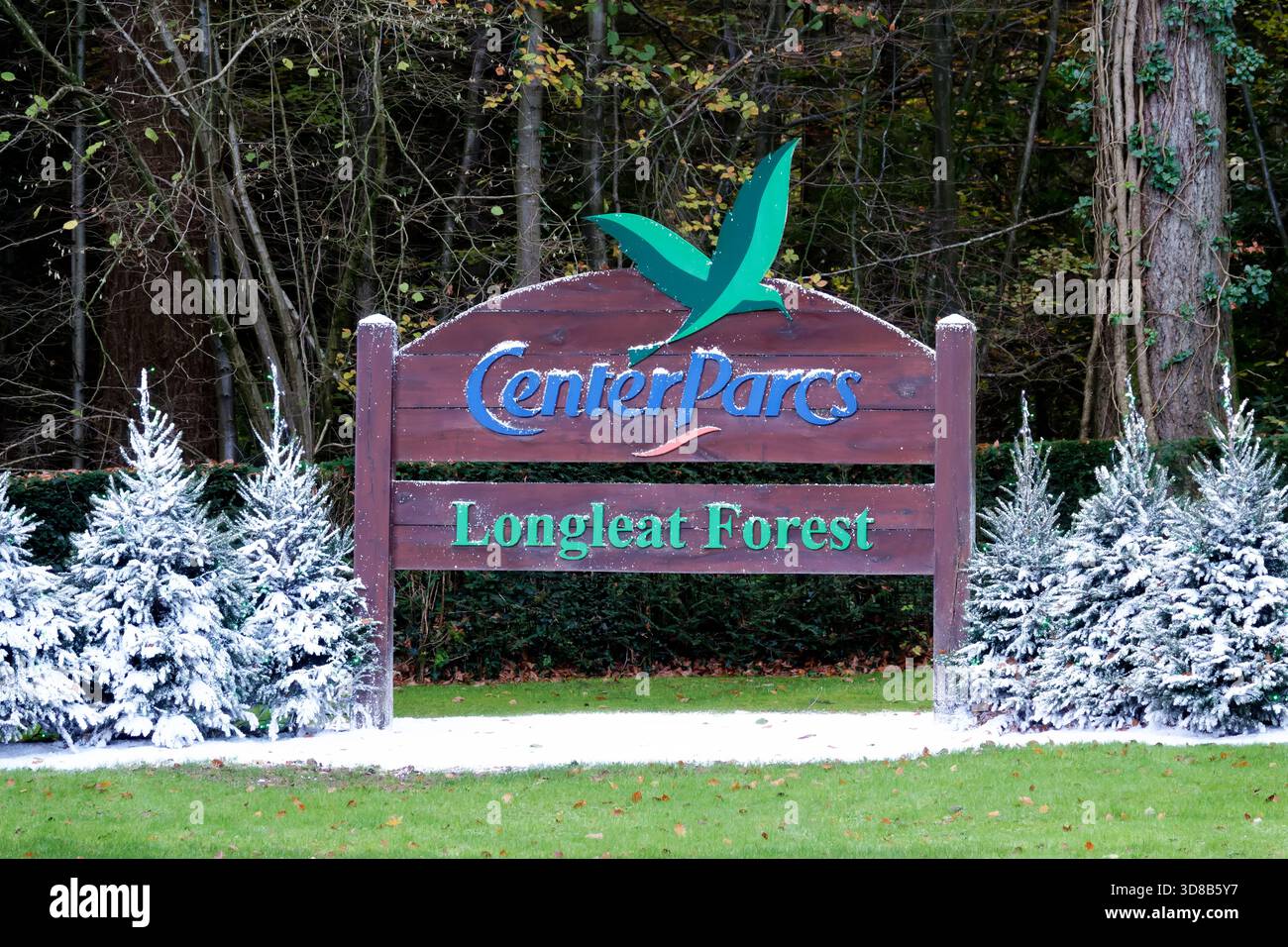 Warminster, Wiltshire, Regno Unito - novembre 26 2025: Cartello d'ingresso al Center Parcs Longleat Forest, Wiltshire Christmas 2025 con neve artificiale Foto Stock