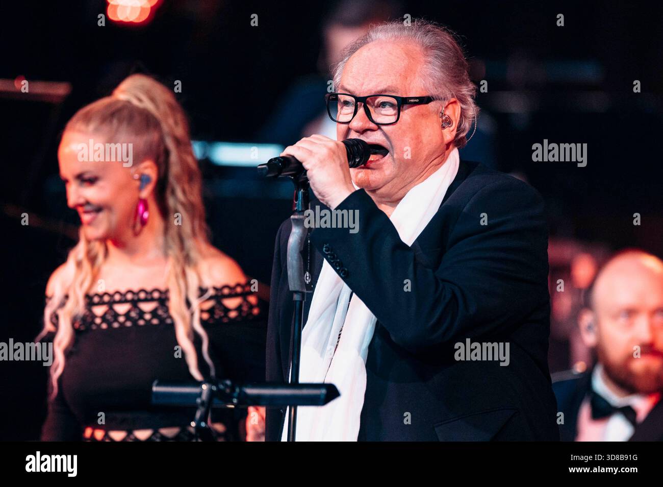 Heinz Rudolf Kunze e la Federal Defense Band live in un concerto nella sala del festival. Ilmenau, 14.11.2025 anni Foto Stock