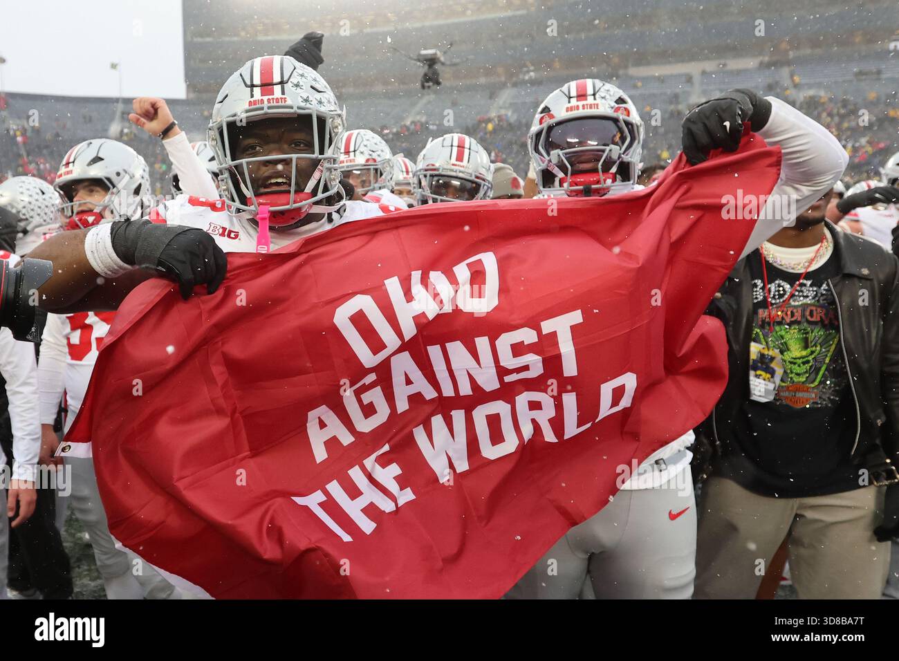 Ann Arbor, Stati Uniti. 29 novembre 2025. I giocatori degli Ohio State Buckeyes festeggiano dopo aver sconfitto i Michigan Wolverines 27-9 ad Ann Arbor, Michigan, sabato 29 novembre 2025. Foto di Aaron Josefczyk/UPI credito: UPI/Alamy Live News Foto Stock