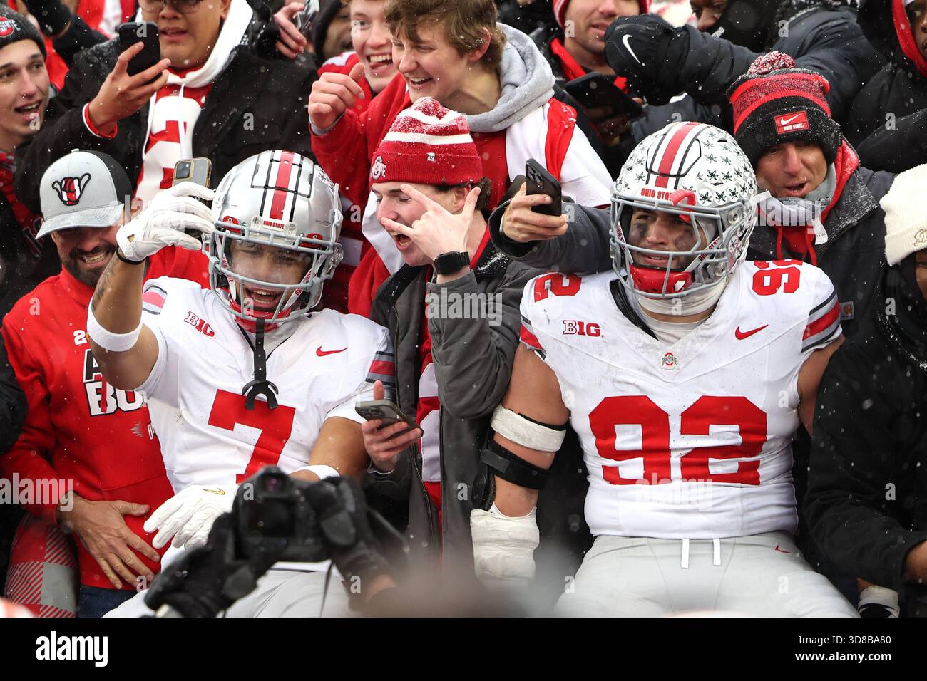 Ann Arbor, Stati Uniti. 29 novembre 2025. I giocatori degli Ohio State Buckeyes festeggiano con i tifosi dopo aver sconfitto i Michigan Wolverines 27-9 ad Ann Arbor, Michigan, sabato 29 novembre 2025. Foto di Aaron Josefczyk/UPI credito: UPI/Alamy Live News Foto Stock