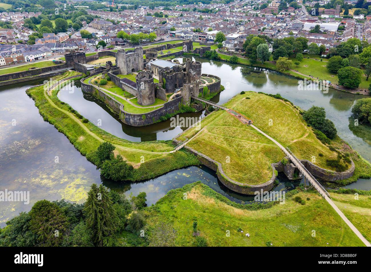 Vista dall'alto che mostra il castello più grande del Galles, il castello di Caerphilly e la città Foto Stock