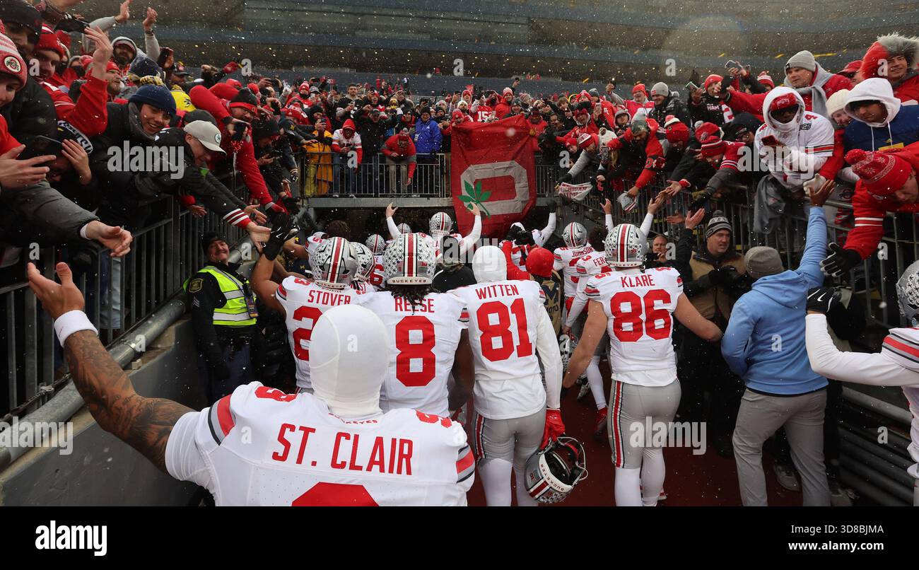 Ann Arbor, Stati Uniti. 29 novembre 2025. I giocatori degli Ohio State Buckeyes sono celebrati dai tifosi dopo aver sconfitto i Michigan Wolverines 27-9 ad Ann Arbor, Michigan, sabato 29 novembre 2025. Foto di Aaron Josefczyk/UPI credito: UPI/Alamy Live News Foto Stock