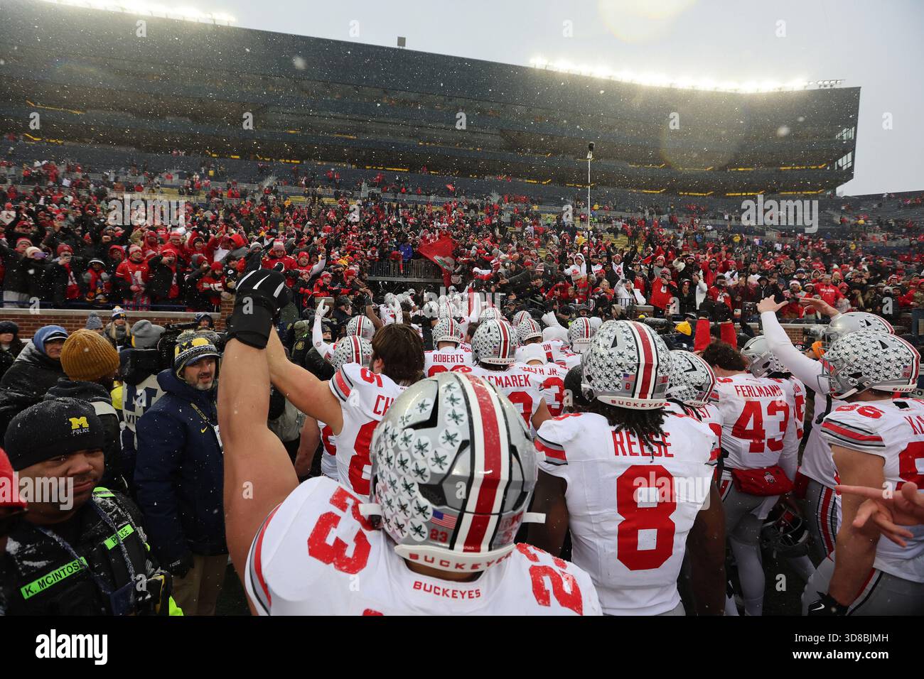 Ann Arbor, Stati Uniti. 29 novembre 2025. I giocatori degli Ohio State Buckeyes sono celebrati dai tifosi dopo aver sconfitto i Michigan Wolverines 27-9 ad Ann Arbor, Michigan, sabato 29 novembre 2025. Foto di Aaron Josefczyk/UPI credito: UPI/Alamy Live News Foto Stock
