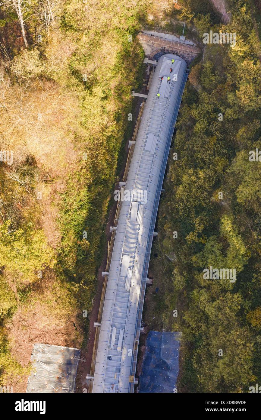 Costruzione di tunnel vista dall'alto, annidato in una fitta foresta autunnale con foglie colorate, cantiere di costruzione di tunnel pipistrelli della Hermann Hesse Railway, Calw Foto Stock