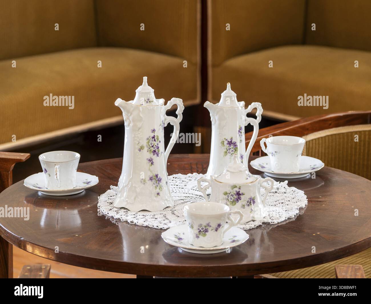 Servizio caffè vintage sul tavolo, porcellana antica Foto Stock