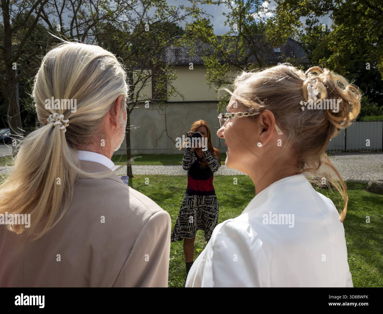 Matrimonio di coppie anziane con fotografo Foto Stock