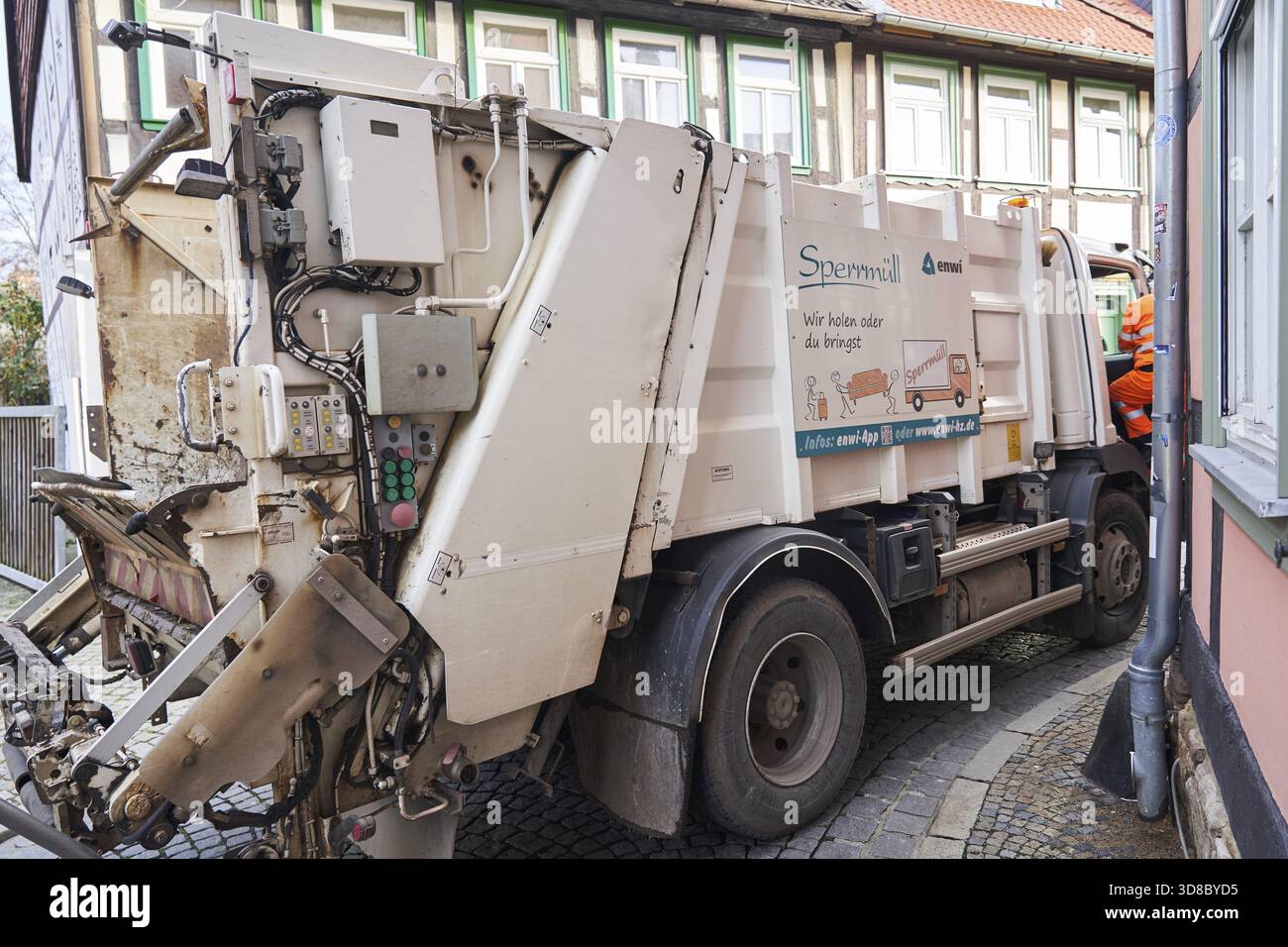 Veicolo per la raccolta dei rifiuti con striscione per la raccolta di rifiuti ingombranti a Wernigerode del settore pubblico e delle infrastrutture pubbliche nel distretto di Harz in Foto Stock