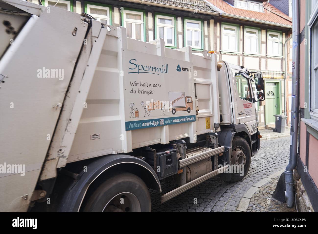 Veicolo per la raccolta dei rifiuti con striscione per la raccolta di rifiuti ingombranti a Wernigerode del settore pubblico e delle infrastrutture pubbliche nel distretto di Harz in Foto Stock