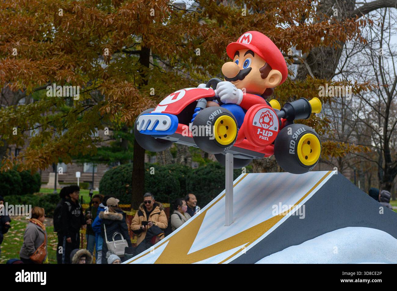 TORONTO, ONTARIO, CANADA - 23 NOVEMBRE 2025: Un gigantesco galleggiante con personaggi e temi del videogioco Nintendo Mario Kart (Mario e Yoshi) Foto Stock