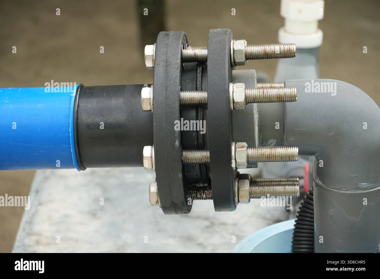 Collegamento sicuro delle tubazioni con flange e bulloni resistenti, ideale per sistemi idrici industriali, gestione dei fluidi e progetti infrastrutturali Foto Stock