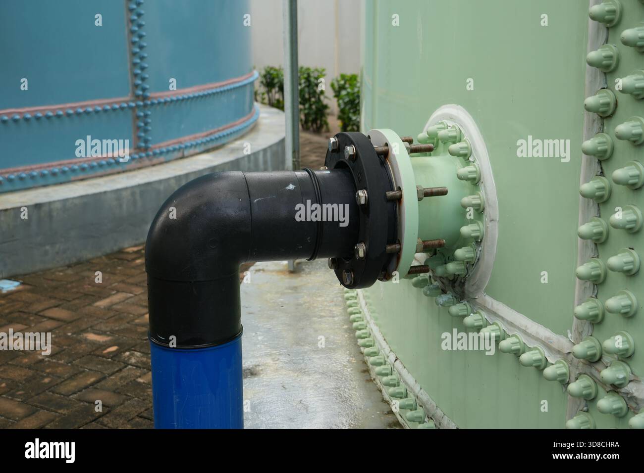 Esplorate i robusti collegamenti di tubazioni industriali, mostrando l'ingegneria vitale per gli impianti di trattamento delle acque. Perfetto per illustrare l'infrastruttura e. Foto Stock