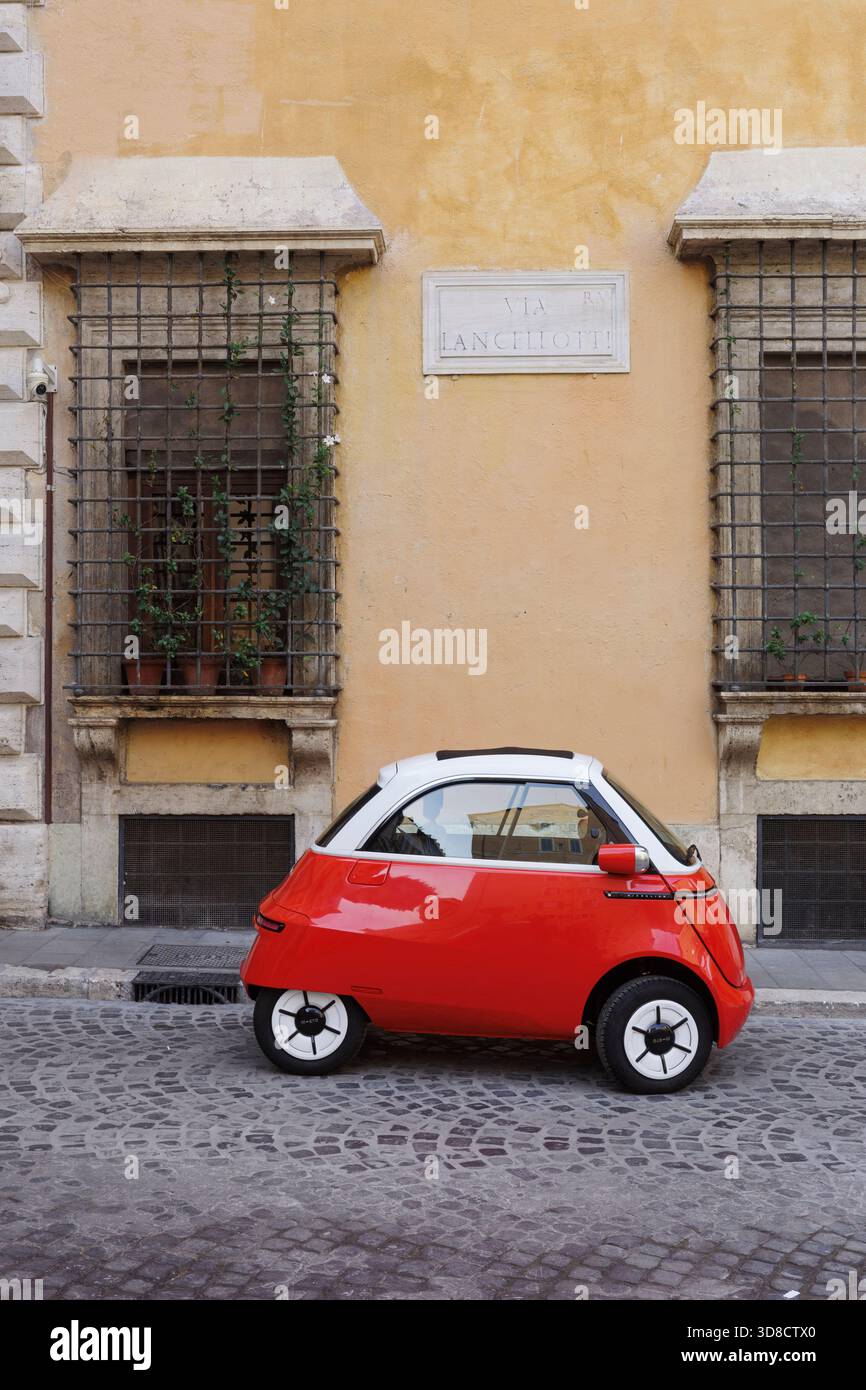 Roma. Italia. Mini auto elettrica Microlino parcheggiata nel centro storico di Roma. Foto Stock
