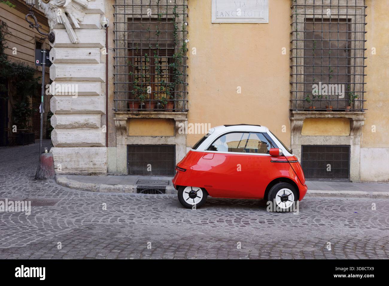 Roma. Italia. Mini auto elettrica Microlino parcheggiata nel centro storico di Roma. Foto Stock