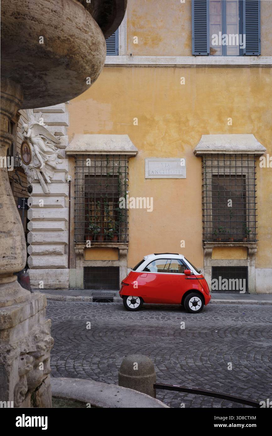 Roma. Italia. Mini auto elettrica Microlino parcheggiata nel centro storico di Roma. Foto Stock