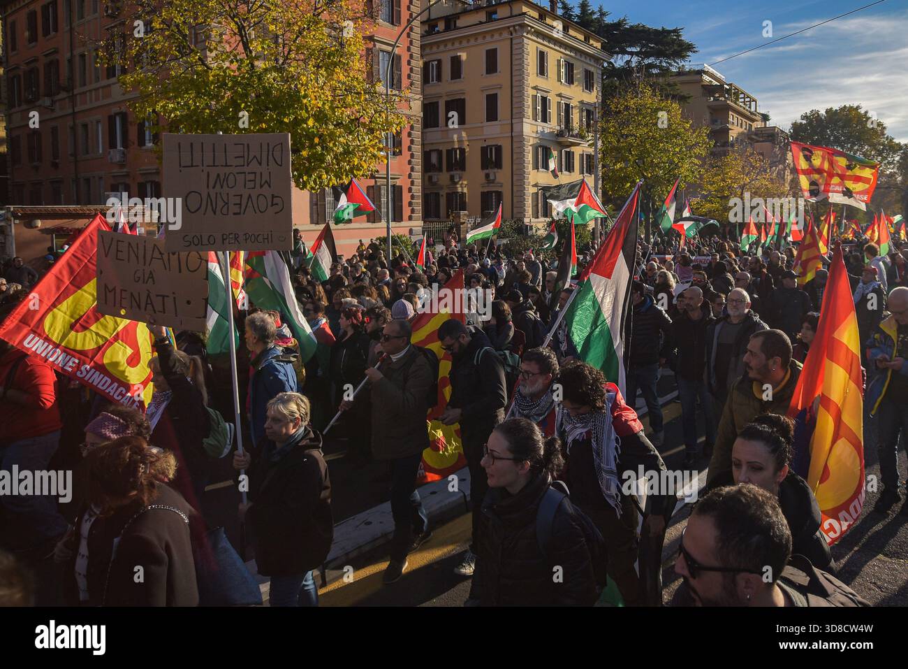 Roma, Italia. 29 novembre 2025. I manifestanti marciano con le bandiere durante la manifestazione nazionale USB contro le politiche di guerra e a sostegno della Palestina. Credito: SOPA Images Limited/Alamy Live News Foto Stock