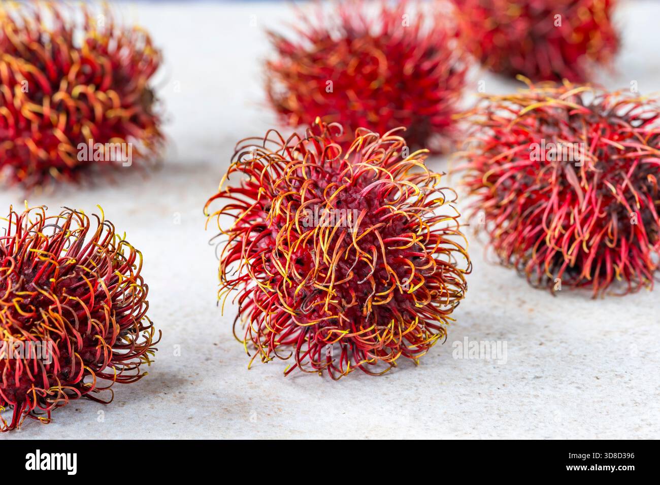 Frutta rambutana. Il rambutan (Nephelium lappaceum) è un frutto originario del sud-est asiatico. Foto Stock